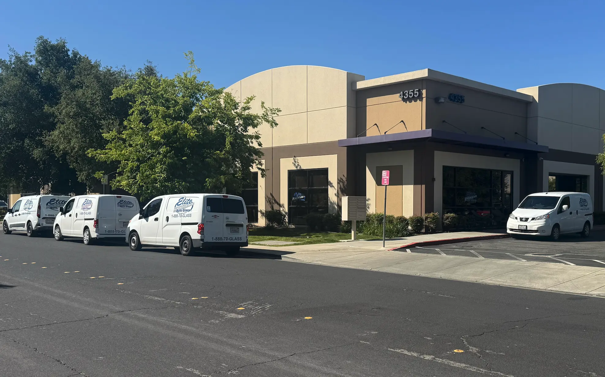 Elite Auto Glass technician providing in-shop and mobile auto glass services